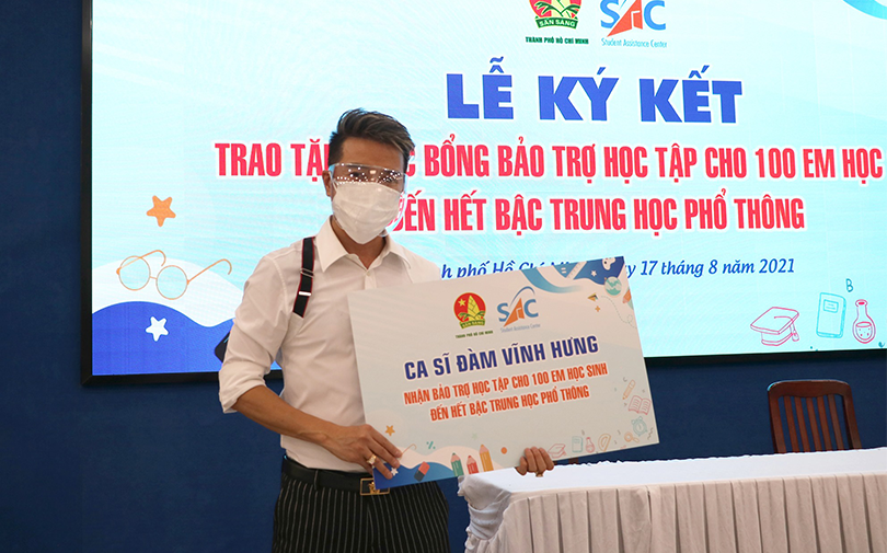 Ca sĩ Đàm Vĩnh Hưng nhận bảo trợ học tập cho 100 học sinh, chi phí lên tới hơn 1 tỷ đồng!
