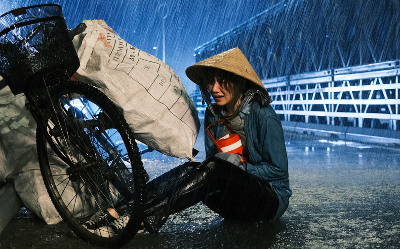 Hari Won dầm mưa suốt 6 tiếng đồng hồ, thuê cả xe bồn để quay cảnh khóc dưới mưa