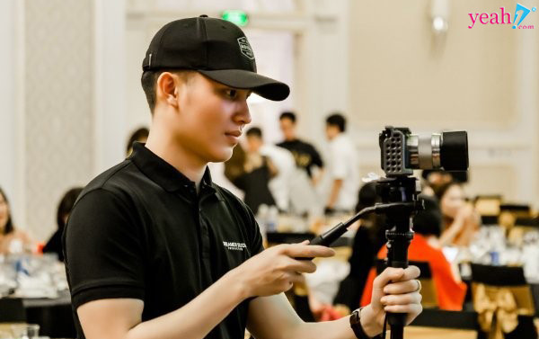 Chàng Cameraman tài năng thành công trong việc kết hợp quay phim với moto