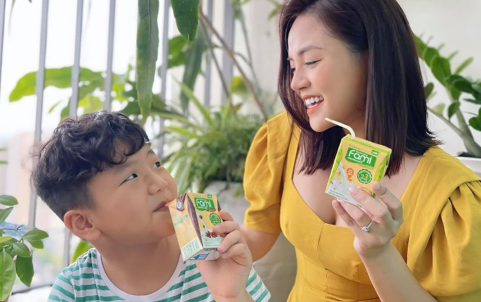 Có gì trong hộp quà cực chất mà nhiều sao Việt đang rầm rộ “review”?