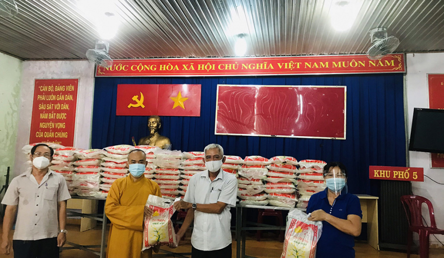 Đại đức Thích Pháp Như  chia sẻ chút tình  đến bà con vùng dịch
