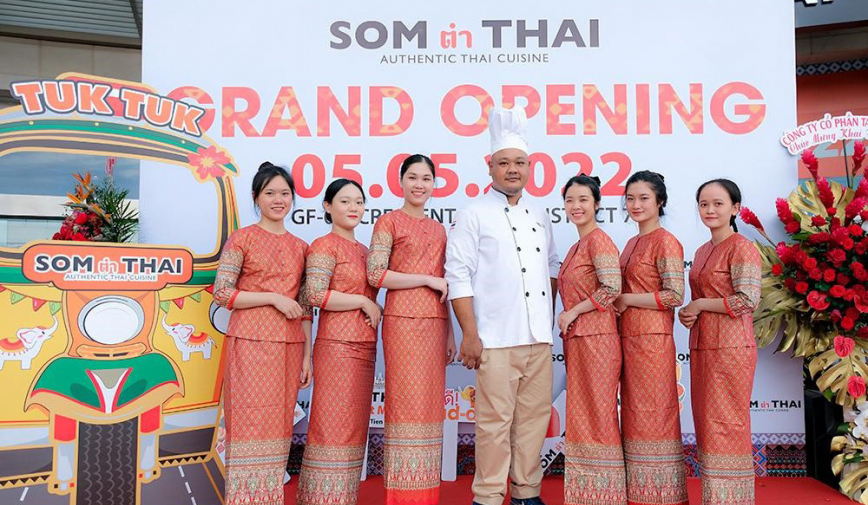 Không cần đi xa, hội TikToker đua nhau ‘check-in Thái Lan’ bên Hồ Bán Nguyệt