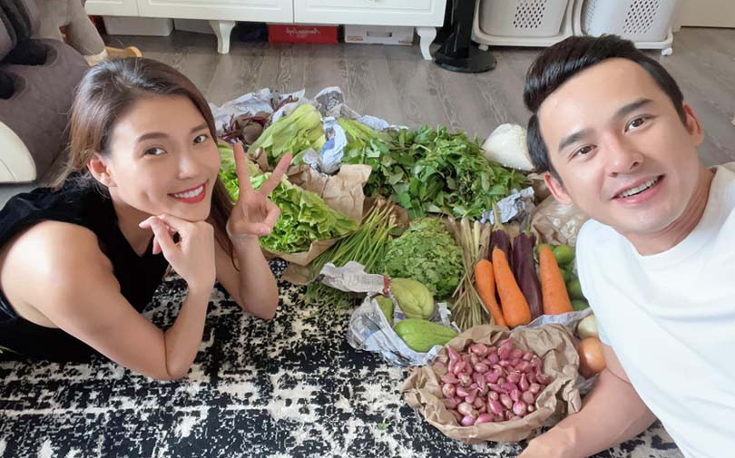 Vợ chồng Thúy Diễm - Lương Thế Thành khoe quà được tiếp tế, 'rớt nước mắt' vì đồ quý như hột xoàn