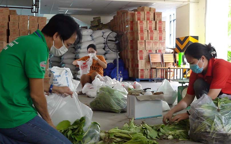 Hình ảnh các cán bộ MTTQ tự tay chuẩn bị 'túi an sinh' hỗ trợ bà con gặp khó khăn giữa mùa dịch