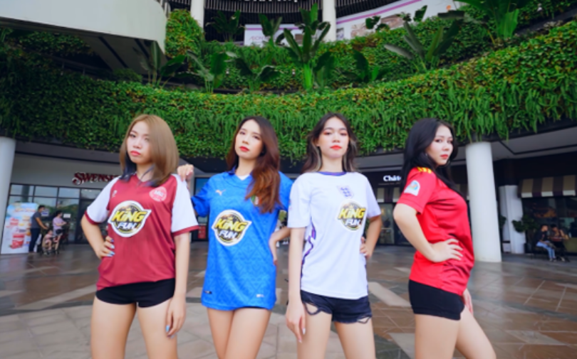 Fan Girl ăn mừng 4 đội bóng vào bán kết EURO 2021