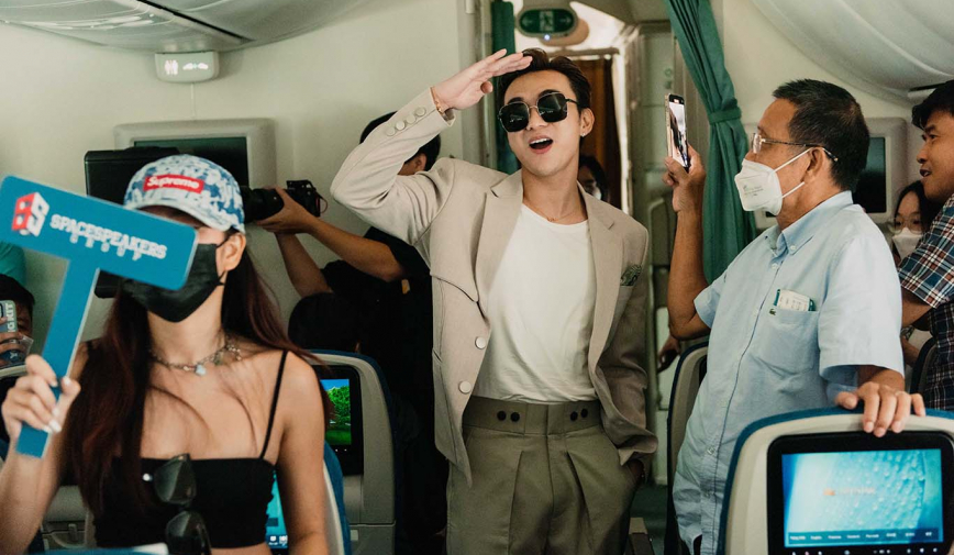 SpaceSpeaker trình diễn trên siêu máy bay giữa độ cao 10.000 mét