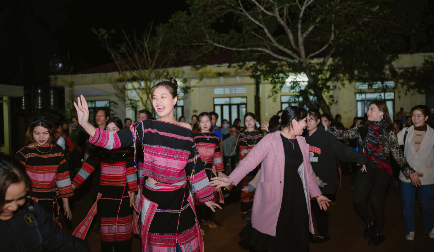 Thiên Ân diện trang phục đồng bào Bana, múa cồng chiêng cùng người dân giữa trời lạnh 16 độ