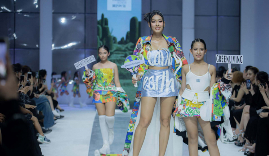 Thảo Nhi Lê diện đầm đuôi dài 3m tại Vietnam Art Exhibition & Fashion Runway