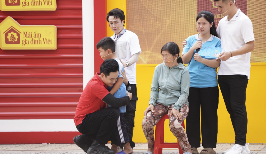 Huỳnh Lập, Tiến Linh trích tiền túi tặng các em nhỏ có hoàn cảnh khó khăn