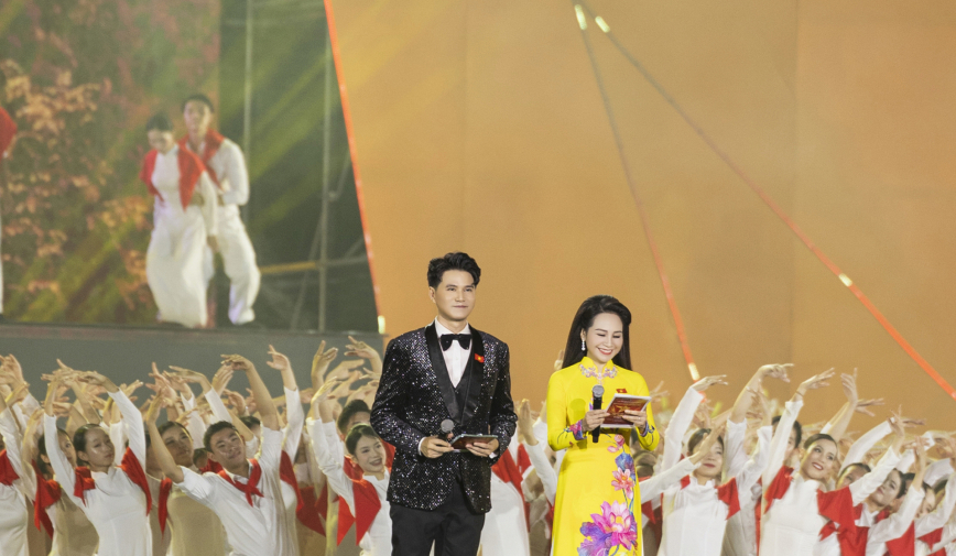 Vũ Mạnh Cường cùng Tùng Dương hát quốc ca trong hậu trường Concert Quốc Gia Đặc Biệt
