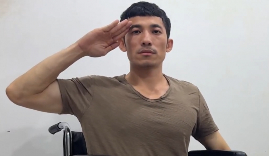 Liên Bỉnh Phát ngồi xe lăn, gửi lời xin lỗi đồng đội