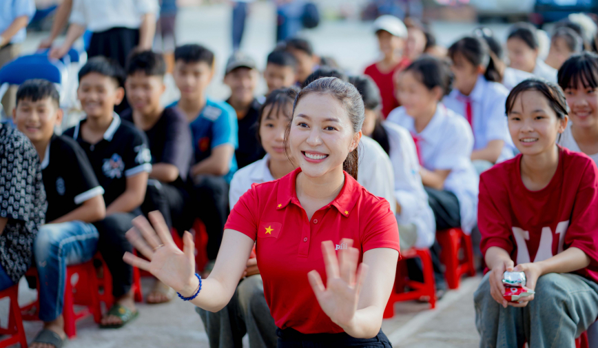 Hoa hậu Kiều Duy vượt 500km đến Điện Biên trao tủ thuốc cho học sinh vùng cao