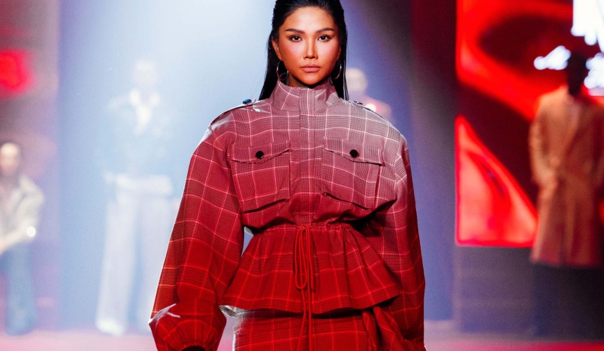 H'Hen Niê tái xuất sàn runway