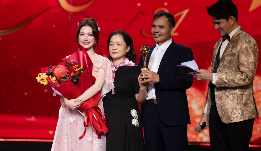 Hòa Minzy lên tiếng trước tranh cãi 'chiếm sóng' vì mời ba mẹ lên sân khấu ăn mừng giải Mai Vàng