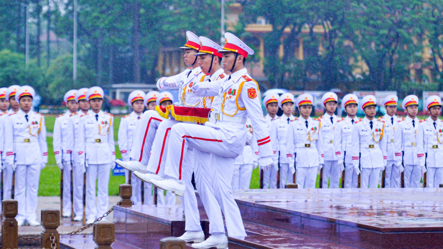 Lễ thượng cờ rủ Quốc tang nguyên Chủ tịch nước Trần Đức Lương dưới mưa