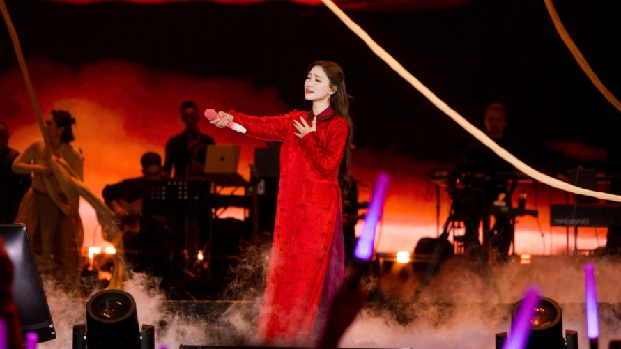 Hòa Minzy “liều mình” trên không trung: Màn đu dây không bảo hộ khiến khán giả thót tim, mạng xã hội dậy sóng