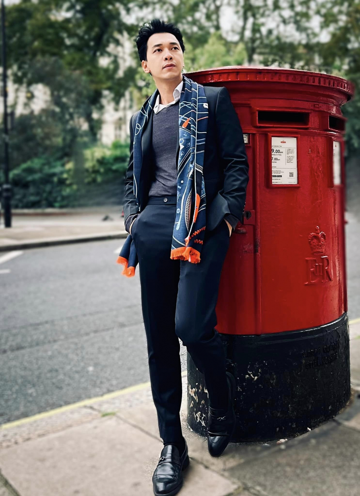 Hình ảnh do con gái của nam CEO chụp bố trên đường phố London