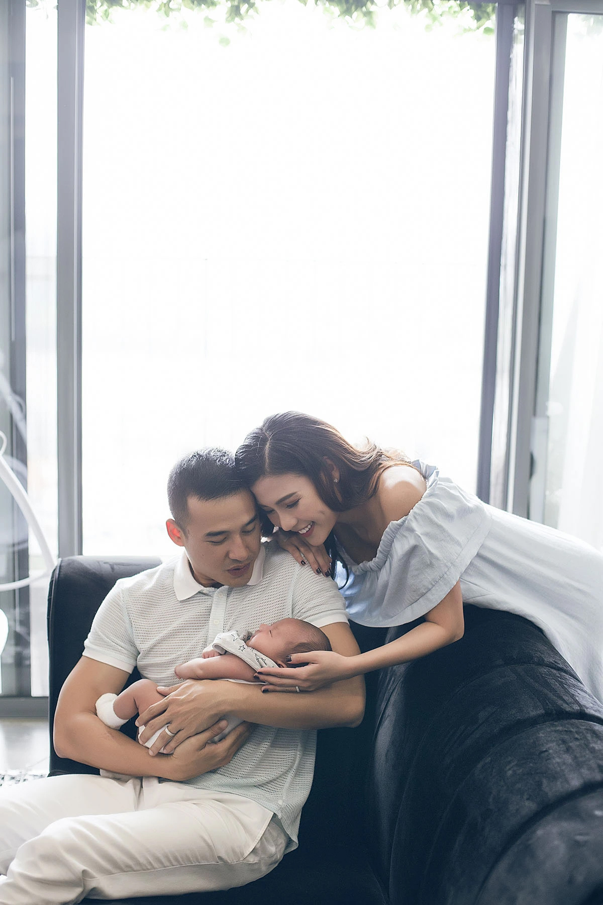 Sau khi sinh con, Thúy Diễm và Lương Thế Thành cực kỳ bận rộn