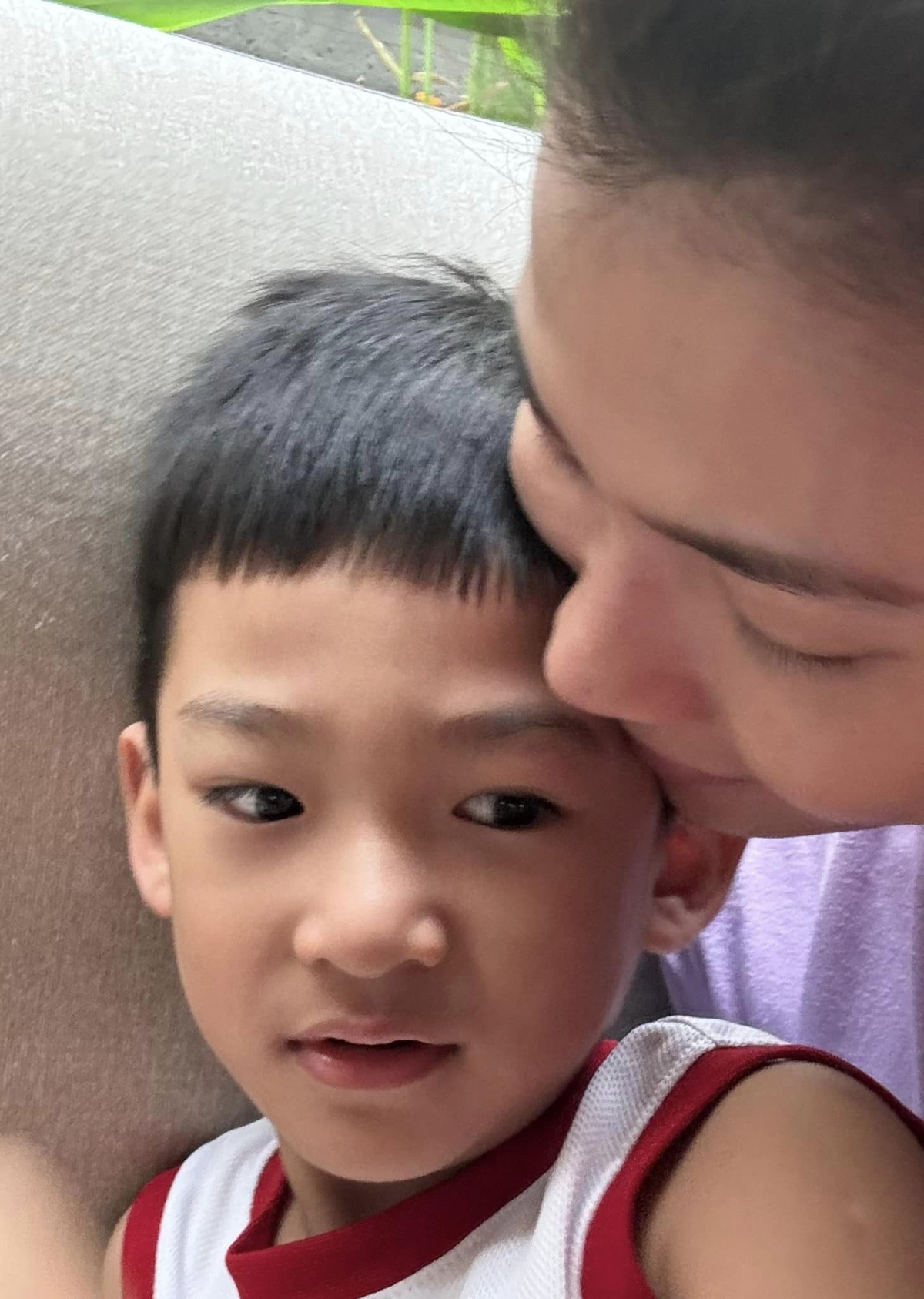 Con trai Thúy Diễm càng lớn càng điển trai và thông minh