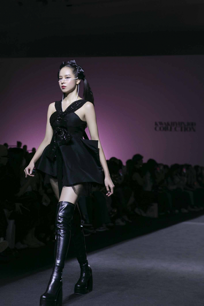 Hoa hậu Việt Nam Thanh Thủy cá tính trong show diễn lần này. Thanh Thủy là một trong những Hoa hậu Việt Nam hiếm hoi sải bước trên sàn diễn quốc tế của một nhà thiết kế nổi tiếng Hàn Quốc.