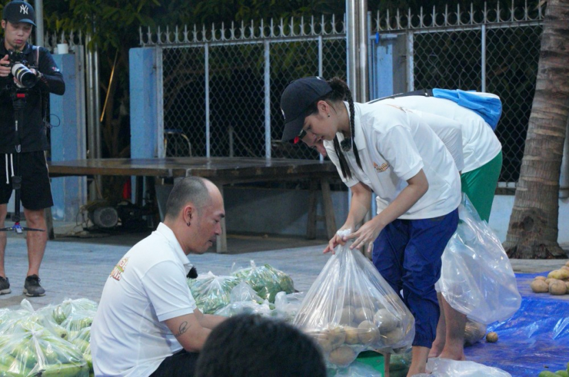 Tiến Luật cưỡi mô tô đi nhập hội mưu sinh, choáng váng vì bán vé số lời 5k - ảnh 5