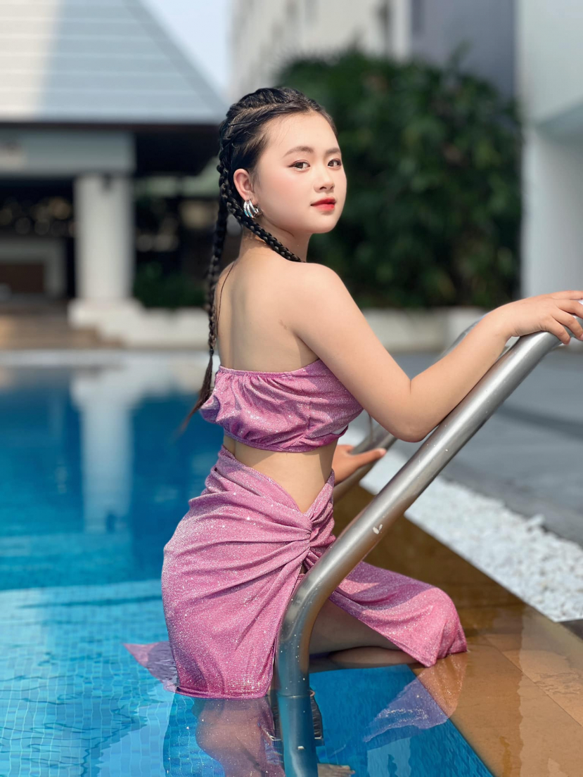 Mua Thị Dua - cô bé dốc Thẩm Mã từng gây sốt với vẻ mộc mạc nay không ngại diện bikini khoe đường cong - ảnh 3