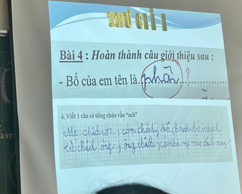 Hình ảnh đi họp phụ huynh nhưng được con giới thiệu khiến ông bố sang chấn tâm lý.