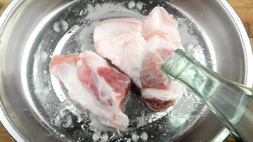Thêm giấm trắng là để tăng tốc độ rã đông của thịt đông lạnh.