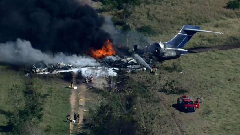 Hiện trường cháy ngùn ngụt sau khi máy bay bị rơi