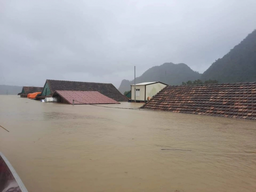 40 học sinh Nghệ An trèo lên mái nhà chen chúc cầu cứu do nước lũ dâng cao, không kịp chạy thoát - ảnh 5