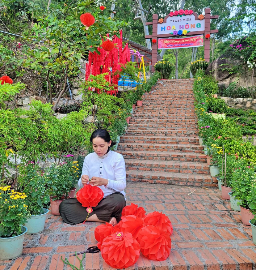 Người phụ nữ gần 20 năm làm chuyện lạ trên sườn đồi, ai nghe đến cũng rùng mình, hiện có hơn 14.000 con - ảnh 5