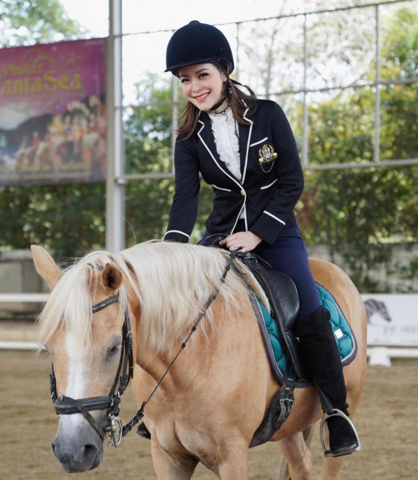 Nữ cơ trưởng Thái Lan còn yêu thích bộ môn cưỡi ngựa - được mệnh danh là môn thể thao quý tộc