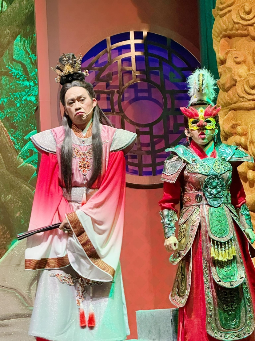 Hoài Linh cùng nhiều đồng nghiệp tại đoàn cải lương tuồng cổ Huỳnh Long miệt mài trên sân khấu.