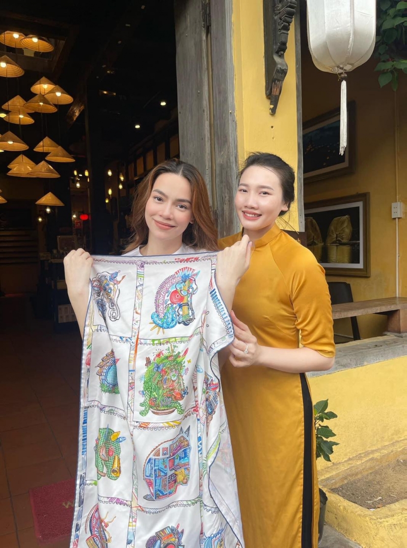 Hà Hồ khoe nhan sắc xinh đẹp qua những tấm hình chụp vội cùng fan. Ảnh: Sưu tầm