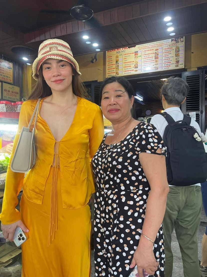 Nữ ca sĩ chụp hình cùng khán giả tại quán bánh mì nổi tiếng ở Hội An. Ảnh: Sưu tầm