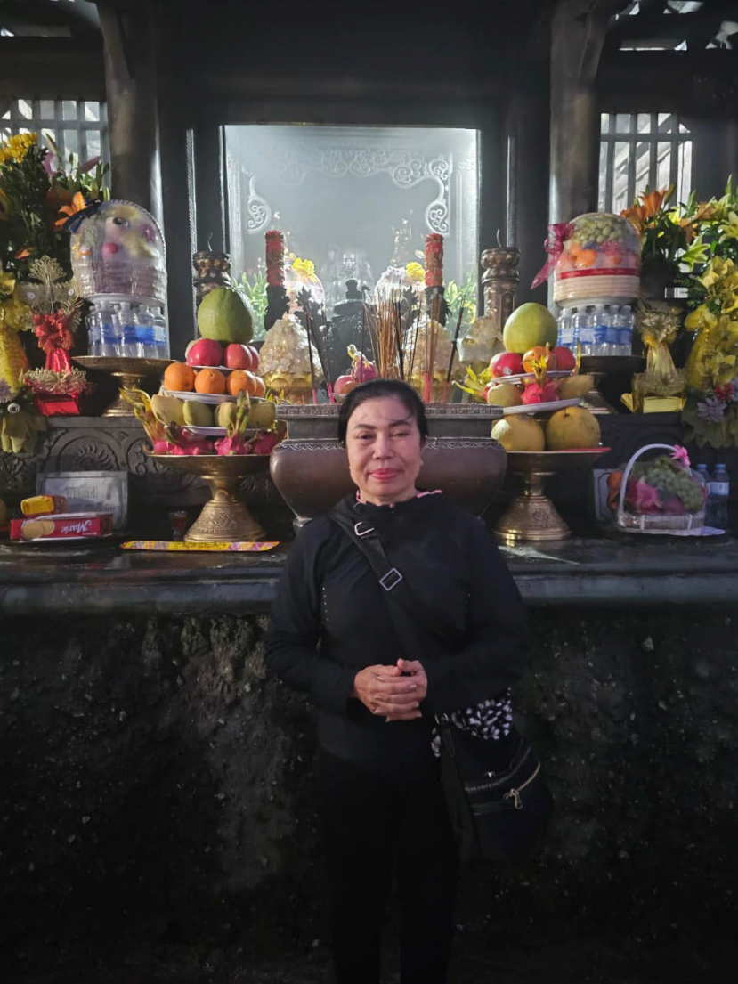 Mẹ Bích Phượng của Dương Lâm lén xin 7 chai nước tại chùa Yên Tử mang về nhà uống. Ảnh: FBNV