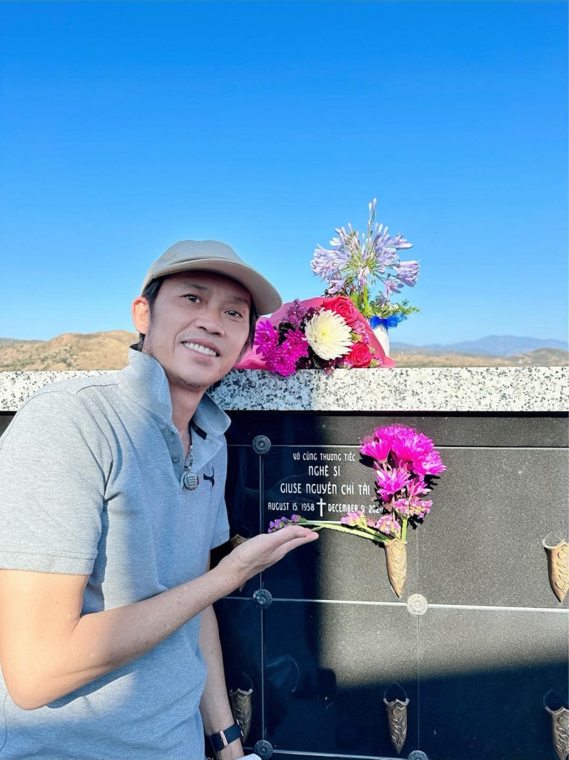 Vừa sang Mỹ anh đã đến thăm người đồng nghiệp quá cố Chí Tài. Ảnh: FBNV