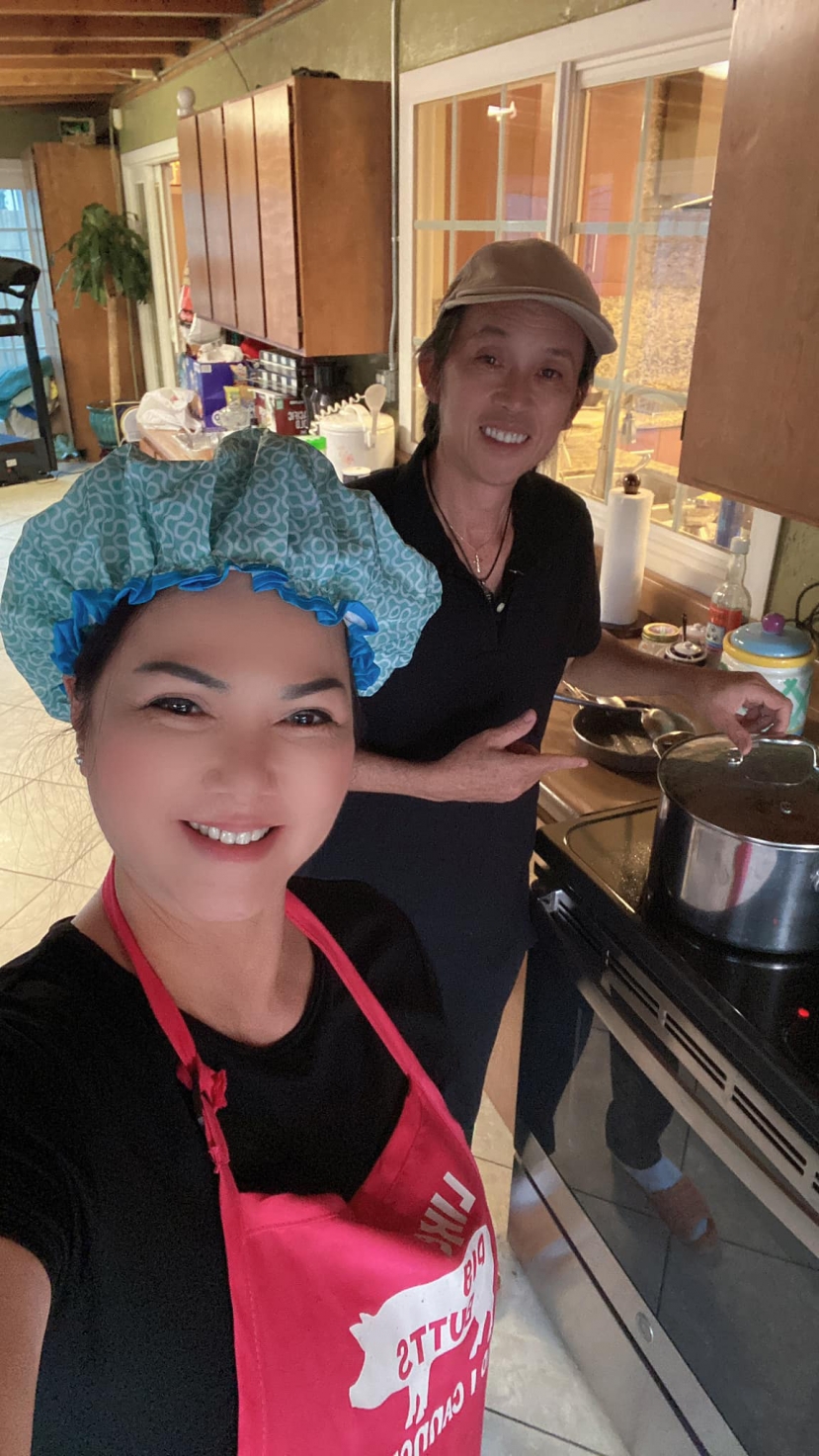 Ca sĩ Phương Loan hào hứng vì rất mê món cá nục kho do chính tay Hoài Linh nấu. Ảnh: FBNV