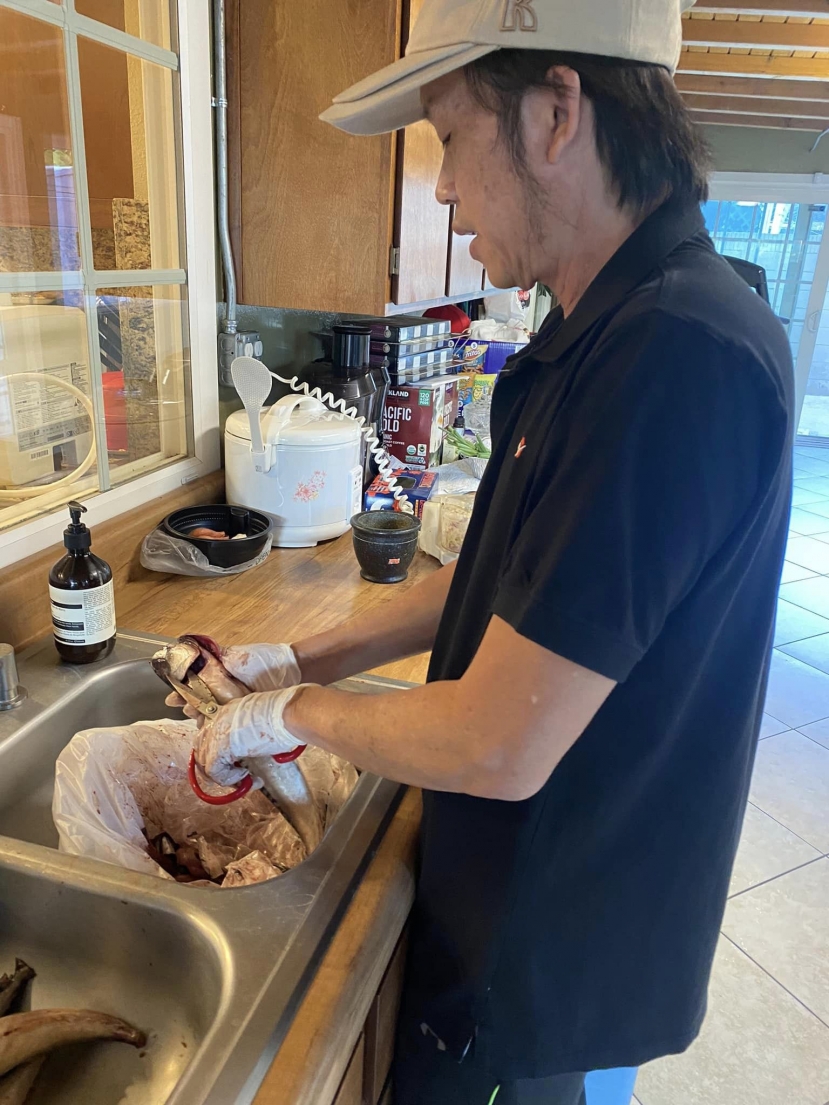 Anh vào bếp trổ tài kho cá nục tặng gia đình vợ cố NS Chí Tài. Ảnh: FBNV