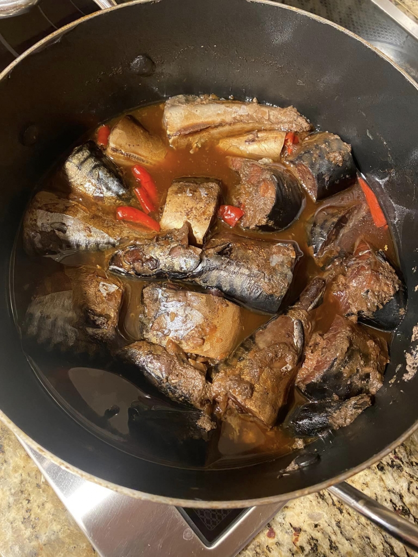 Món cá kho ngon mắt được Hoài Linh tự tay nấu. Ảnh: FBNV