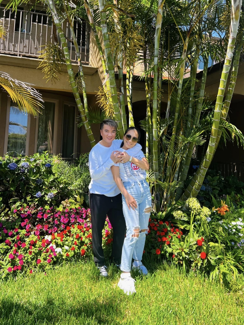 Hồng Ngọc và Đàm Vĩnh Hưng chụp hình trong khuôn viên biệt thự bên Mỹ của Mr. Đàm ở Mỹ. Ảnh: FBNV