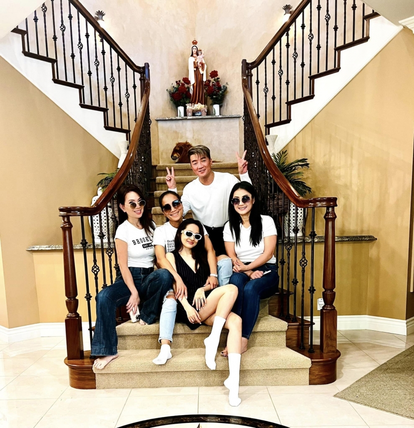 Nhiều bạn bè ghé thăm và dành lời khen ngợi cho biệt thự mới của Mr. Đàm. Ảnh: FBNV