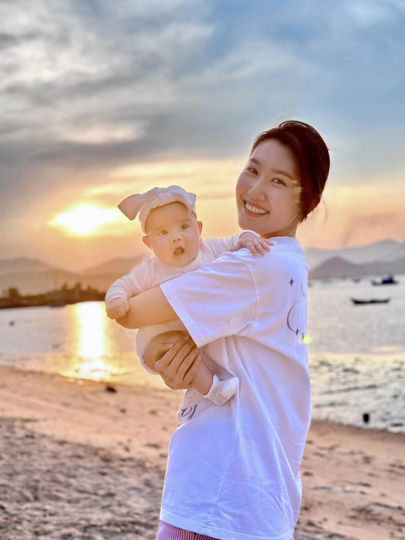 Thúy Ngân nhận là mẹ nuôi của bé Rosa.