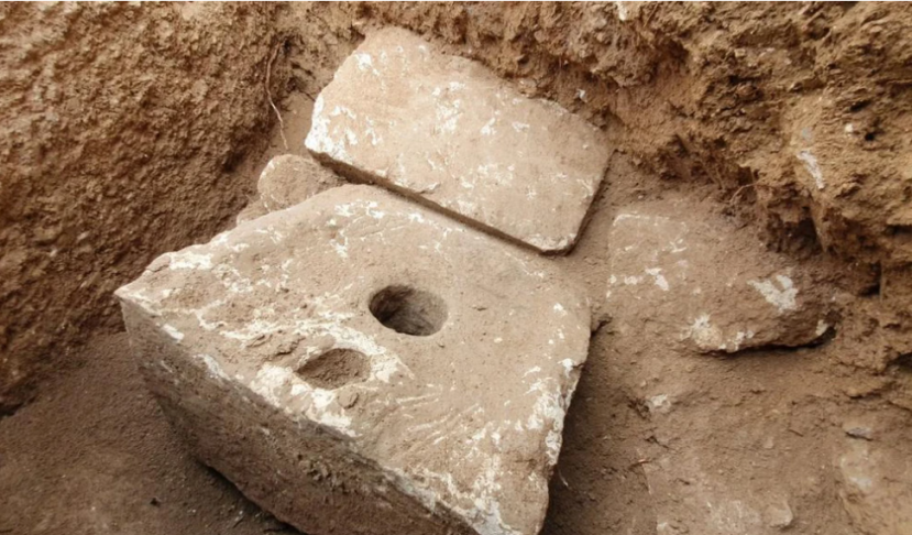 Nhà vệ sinh 2700 năm tuổi được khai quật, bồn cầu thiết kế độc lạ gây bất ngờ - ảnh 2