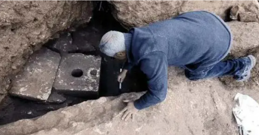 Nhà vệ sinh 2700 năm tuổi được khai quật, bồn cầu thiết kế độc lạ gây bất ngờ - ảnh 1