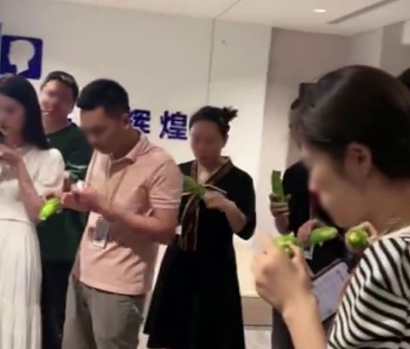 Phạt 12 nhân viên ăn mướp đắng sống trước mặt đồng nghiệp vì không đạt chỉ tiêu, công ty bị chỉ trích - ảnh 1