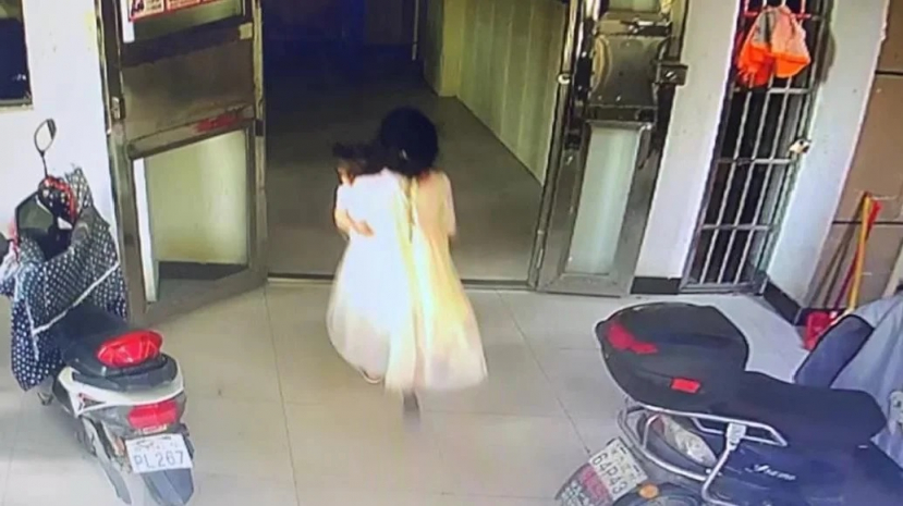 Bé 2 tuổi gặp nạn từ tầng 17 chung cư, camera ghi lại cảnh tố cáo hành động lạnh lùng của bé gái 13 tuổi - ảnh 3