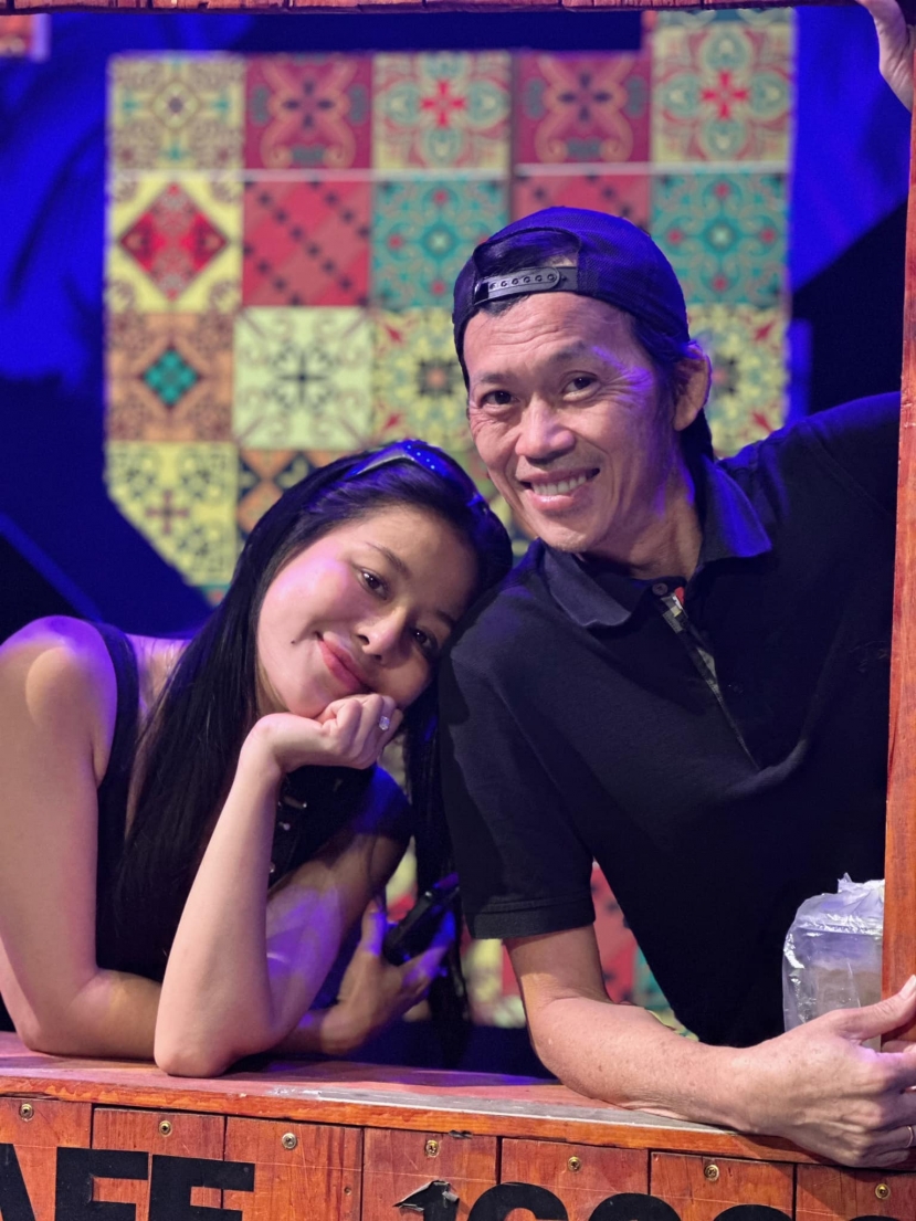 Đăng hình tập sân khấu cùng NSUT Hoài Linh, Nam Thư đáp trả khi bị nói: “Vô nhà đá mà diễn” - ảnh 1