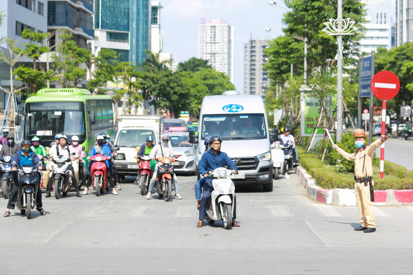 Khi đi đường, hiệu lệnh của Cảnh sát giao thông trái với biển báo, đèn tín hiệu thì nên tuân thủ theo bên nào? - ảnh 2