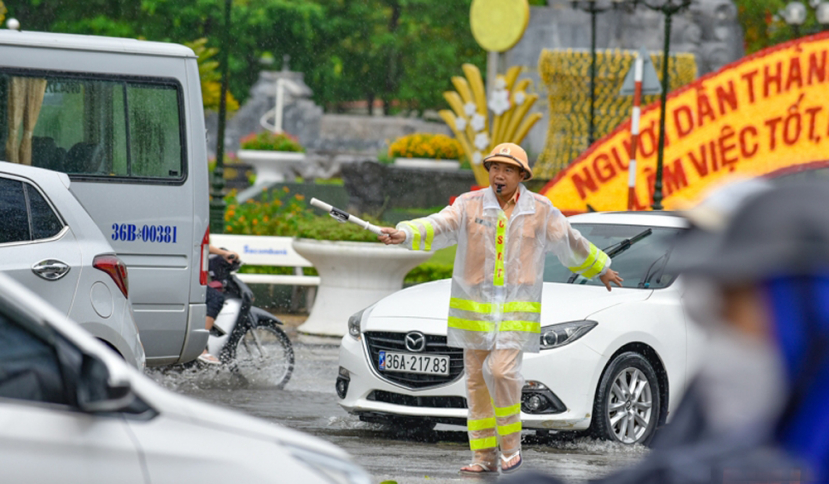 Khi đi đường, hiệu lệnh của Cảnh sát giao thông trái với biển báo, đèn tín hiệu thì nên tuân thủ theo bên nào? - ảnh 3